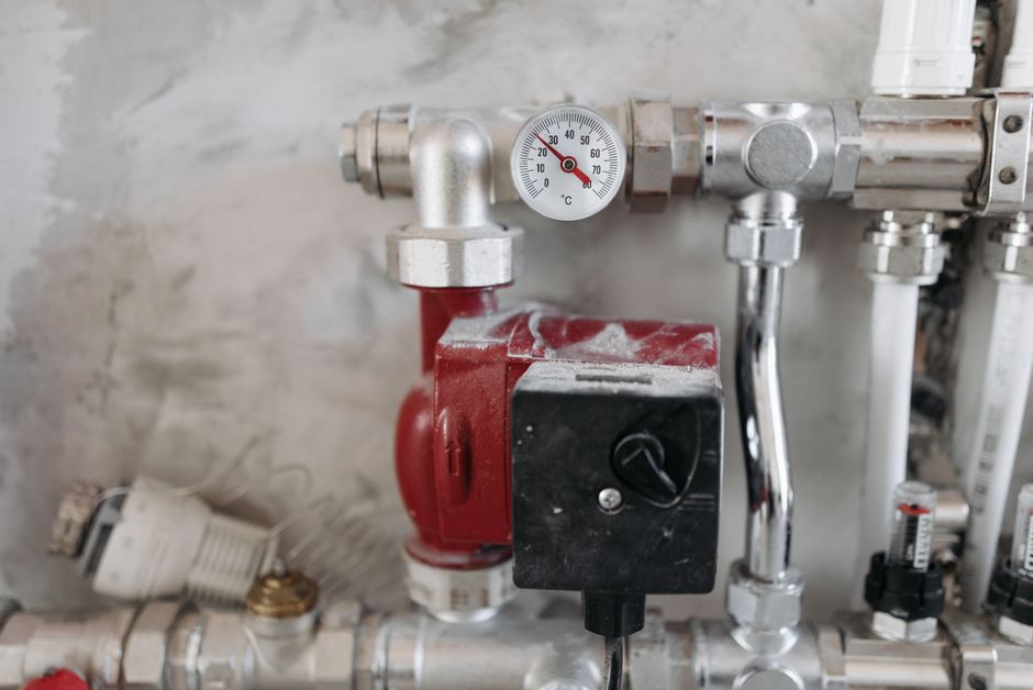 Afbeelding van een moderne temperatuurregelaar in een productieomgeving voor optimale prestaties.