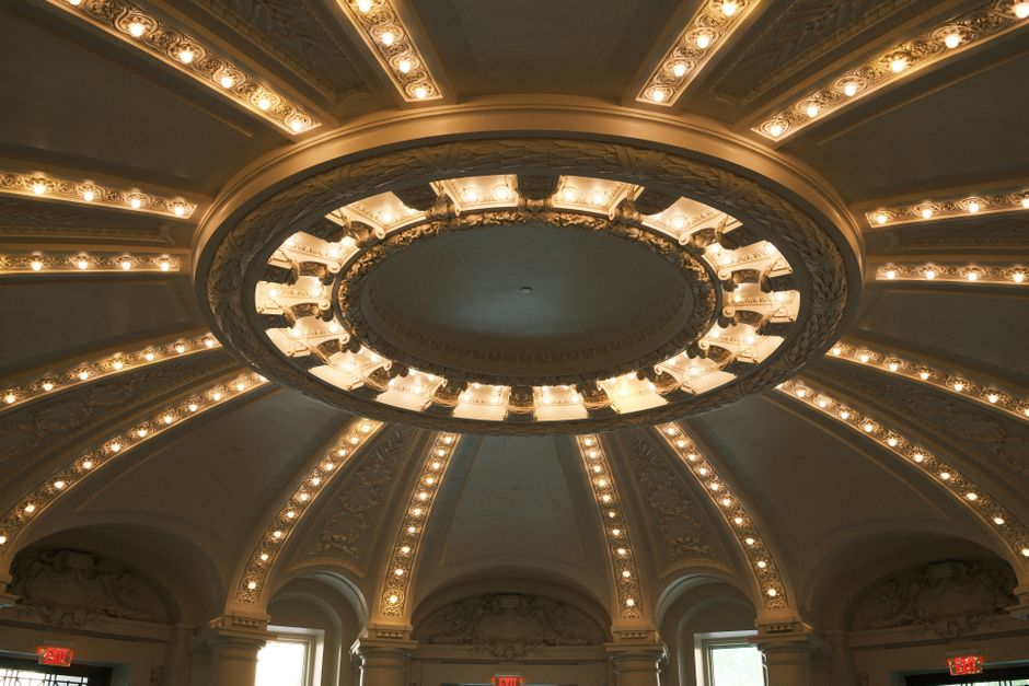 Plafonnier moderne dans une chambre décorée avec lumière douce et ambiance relaxante.